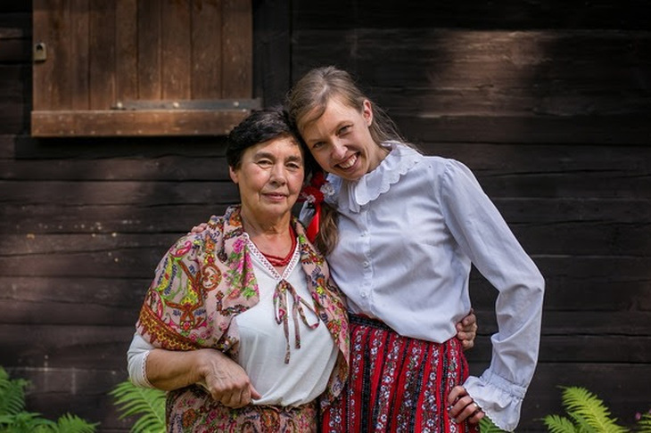 Dwie kobiety w folkowych strojach
