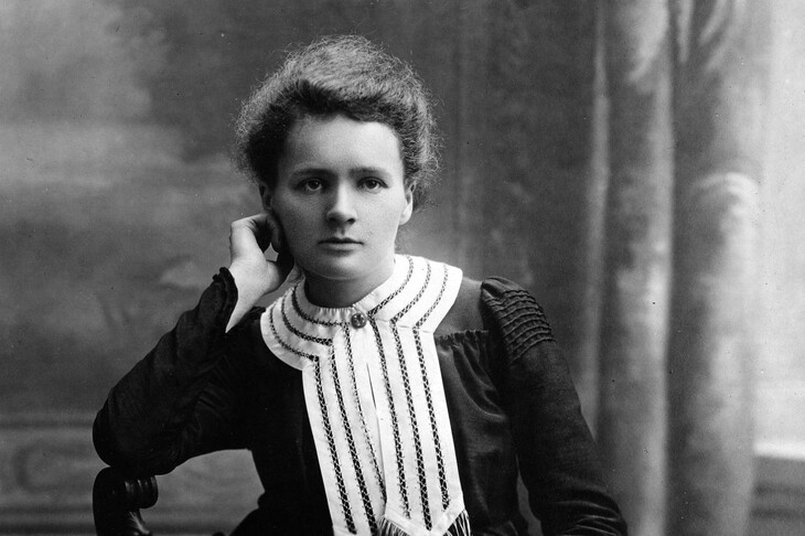 czarno-biały portret Marii Skłodowkiej-Curie