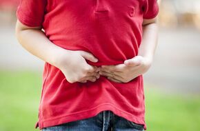 W przebiegu wirusowego zapalenia wątroby dziecko może odczuwać bóle brzucha