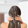 Kobieta stosuje emolienty na włosy