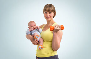 Kobieta wykonuje ćwiczenia po porodzie z niemowlakiem na rękach