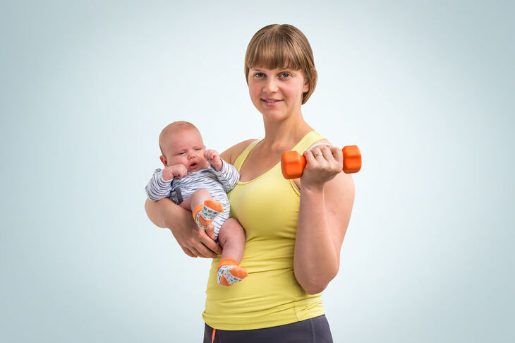 Kobieta wykonuje ćwiczenia po porodzie z niemowlakiem na rękach