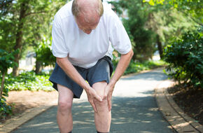 Senior odczuwa ból w kościach nogi