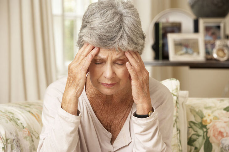 Starszą kobietę boli głowa