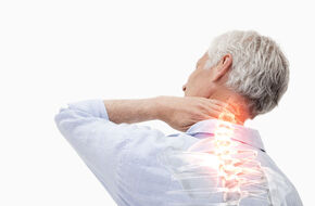 Senior odczuwa ból kręgosłupa w odcinku szyjnym 