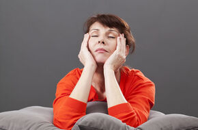 Dojrzała kobieta odczuwa objawy menopauzy