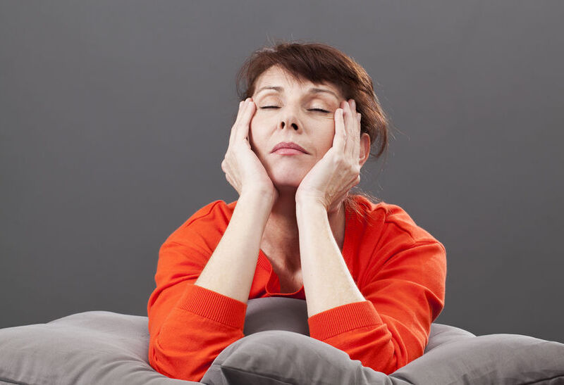 Dojrzała kobieta odczuwa objawy menopauzy