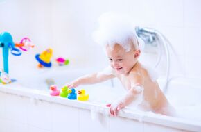 Dziecko bawi się zabawkami w kąpieli