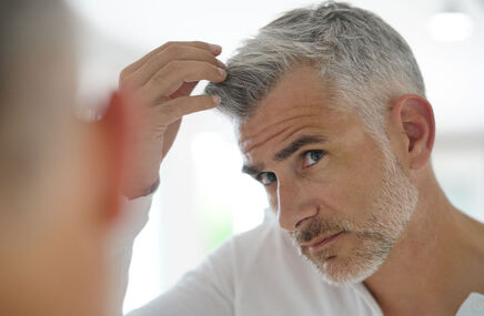 Mężczyzna zauważa objawy łysienia telogenowego