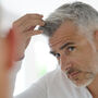 Mężczyzna zauważa objawy łysienia telogenowego