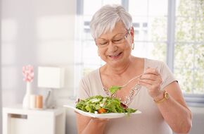 Starsza kobieta jedząca sałatkę