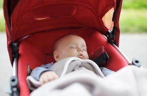 Dziecko śpi w wózku 