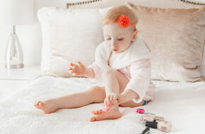 Dziewczynka malująca paznokcie na stopach