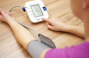 Kobieta mierzy ciśnienie krwi