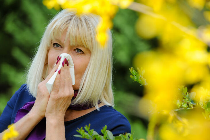 Kobieta odczuwa objawy alergii wziewnej 