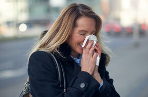 Kobieta odczuwa objawy alergii w listopadzie