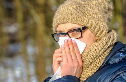 Kobieta cierpi z powodu alergii wziewnej zimą