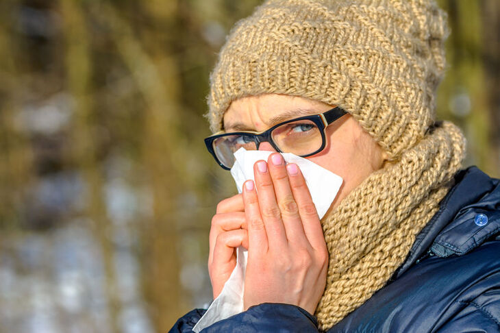 Kobieta cierpi z powodu alergii wziewnej zimą