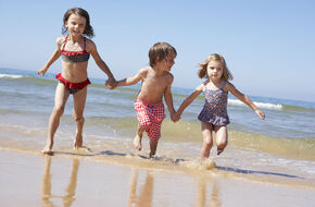 Dzieci na plaży w słoneczny dzień