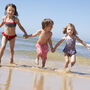 Dzieci na plaży w słoneczny dzień