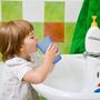 Dziecko płucze jamę ustną po myciu zębów 