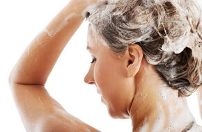 Kobieta myje włosy szamponem oczyszczającym