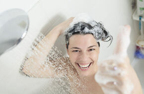 Kobieta używa szamponu na porost włosów