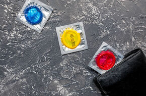 Trzy prezerwatywy w różnych kolorach