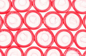 Czerwone prezerwatywy ułożone w kilku rzędach