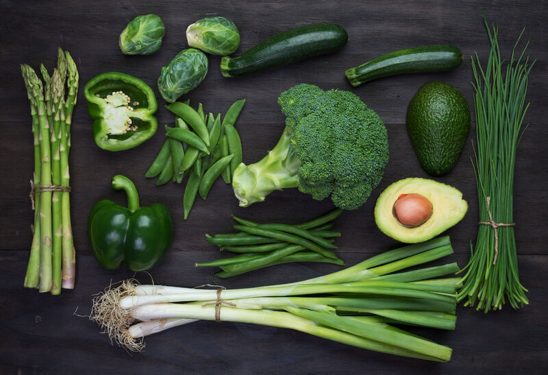 Zielone warzywa leżą na stole