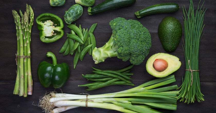 Zielone warzywa leżą na stole