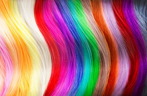 Różnokolorowe kosmyki włosów 