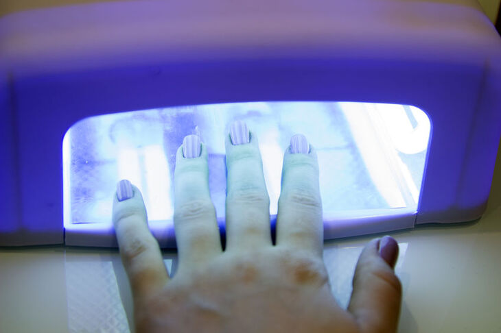 Utwardzanie lakieru hybrydowego pod lampą UV