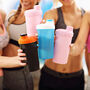 Dziewczyny stukają się shakerami do odżywek białkowych po treningu