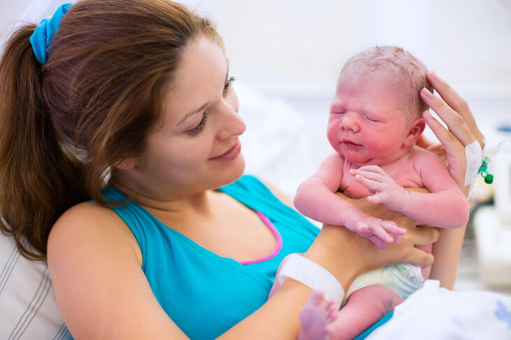Pierwszy kontakt matki z dzieckiem po porodzie naturalnym