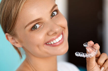 Kobieta po zabiegu wybielania nakładkowego zębów