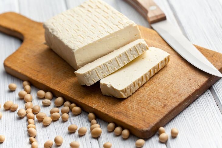 Tofu naturalne na kuchennym blacie