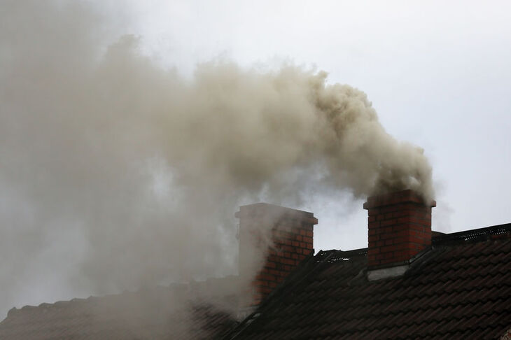 Dym wydobywający się z kominów