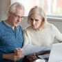 Starsze małżeństwo sprawdza rachunki 