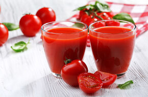 Dwie szklanki z sokiem pomidorowym