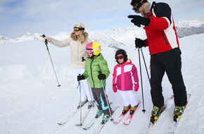 Rodzina na stoku narciarskim