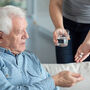 Starszy mężczyzna zażywa leki 