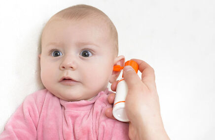 Czyszczenie uszu u małego dziecka