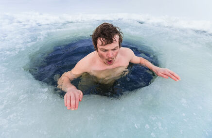 Mężczyzna podczas kąpieli w zimnej wodzie