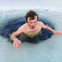 Mężczyzna podczas kąpieli w zimnej wodzie