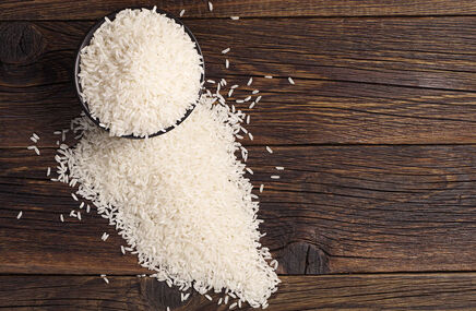 Ryż naturalny w miseczce i rozsypany na blacie