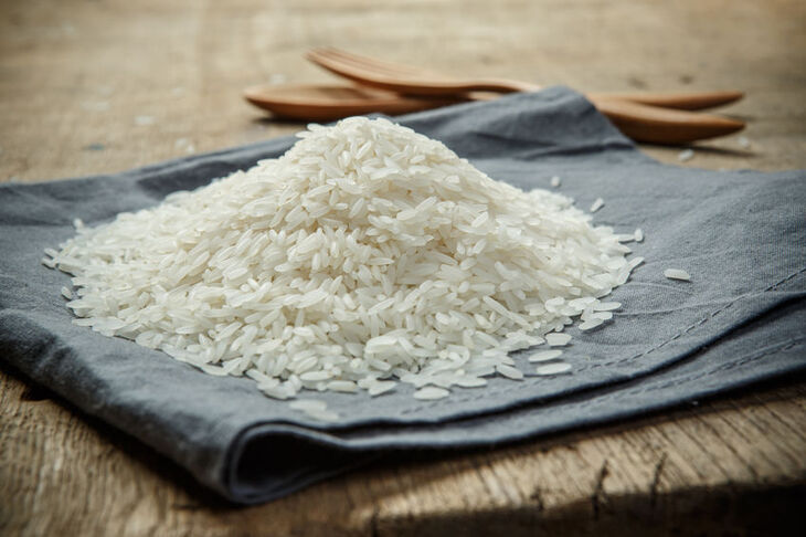 Ryż długoziarnisty rozsypany na ścierce kuchennej