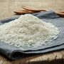 Ryż długoziarnisty rozsypany na ścierce kuchennej