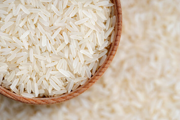 Ryż parboiled w drewnianej misce