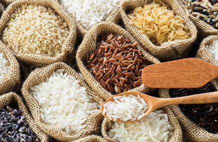 Różne rodzaje ryżu w płóciennych workach